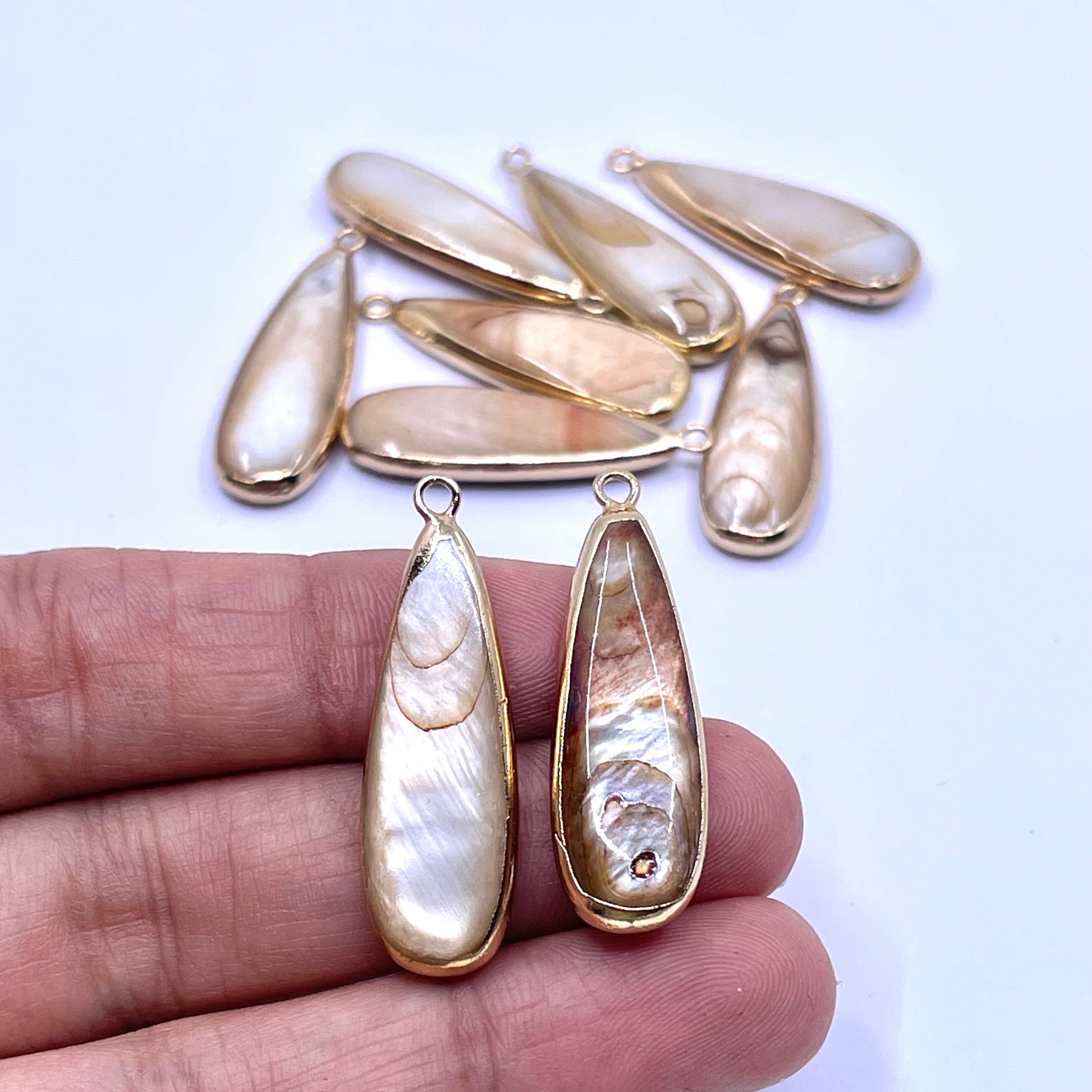 Gold-plated caramel teardrop-shaped shell pendant