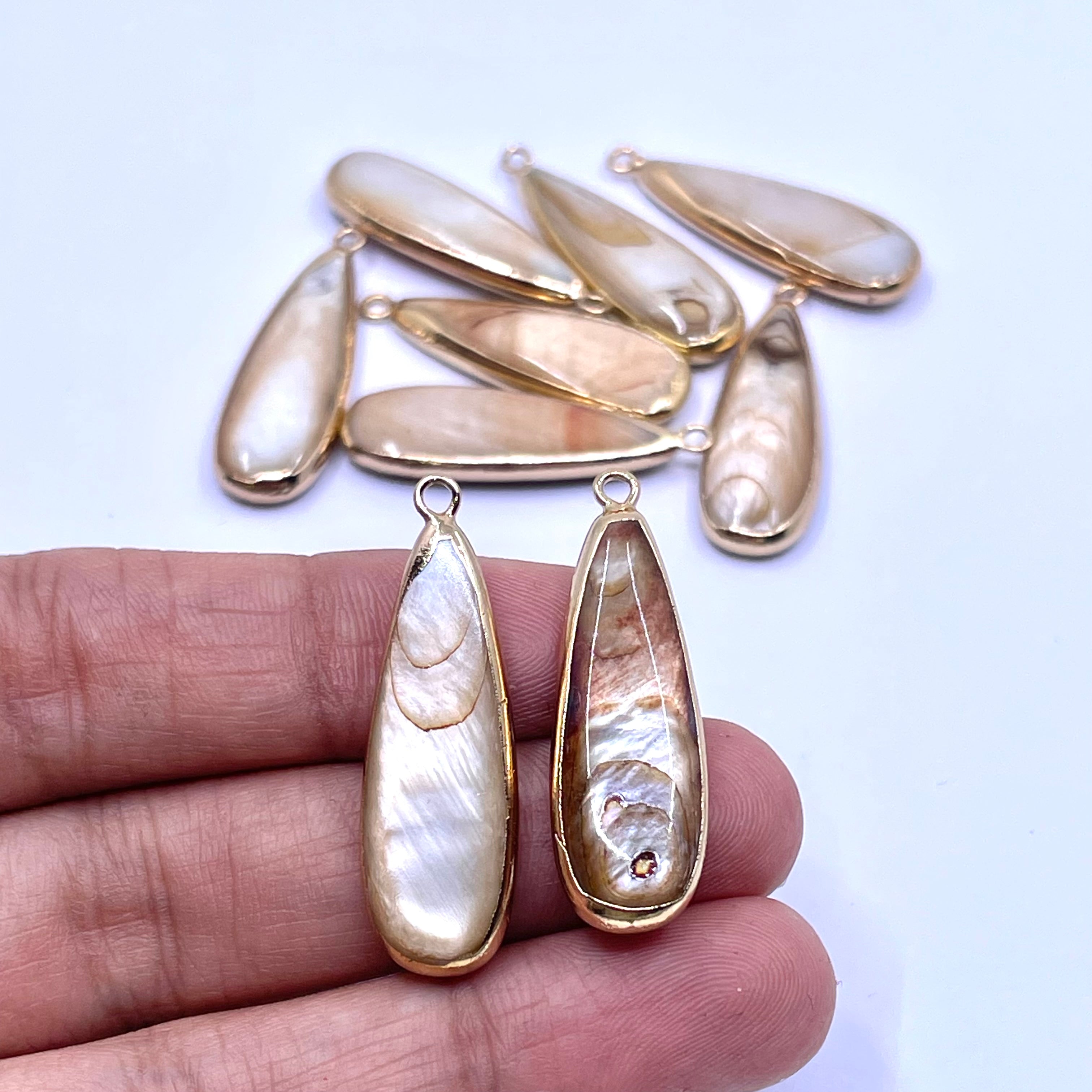 Gold-plated caramel teardrop-shaped shell pendant