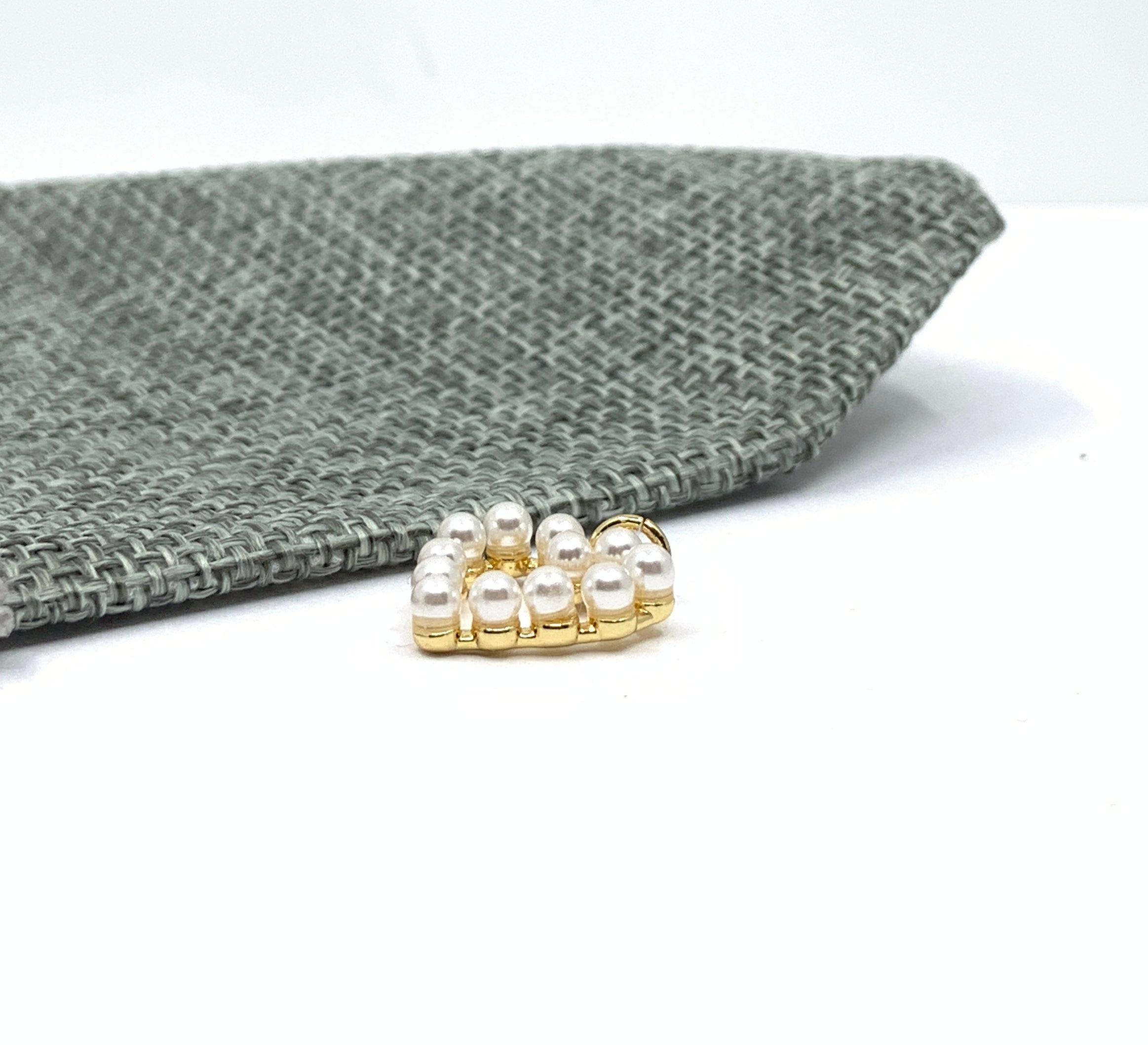 White pearl pendant for necklace