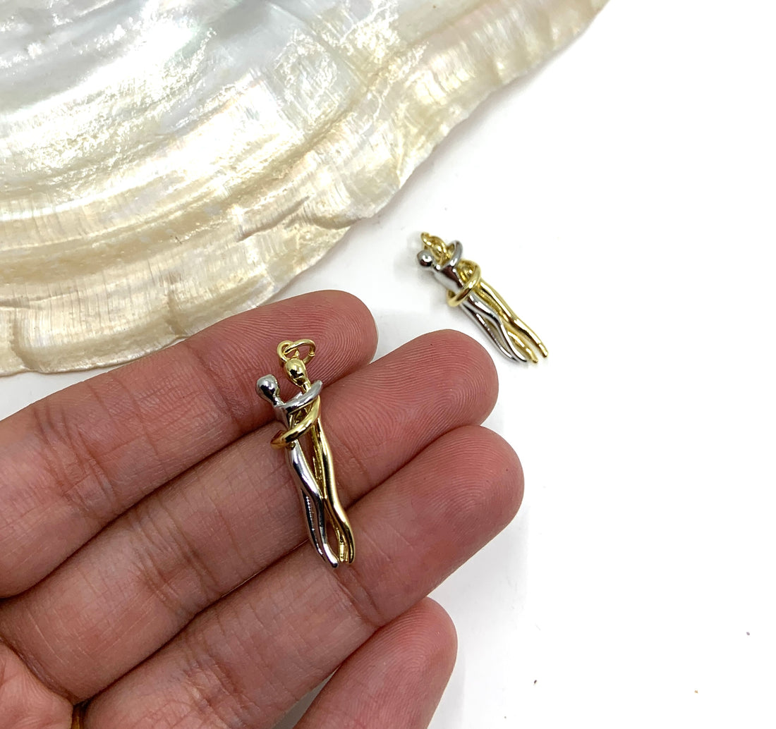 Dual tone hugging pendant
