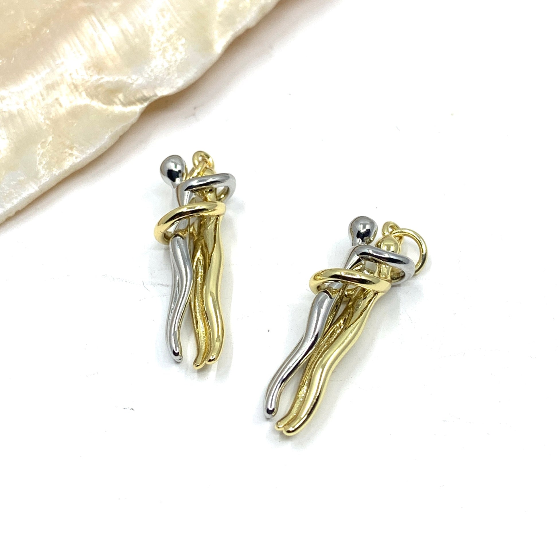 Dual tone hugging pendant