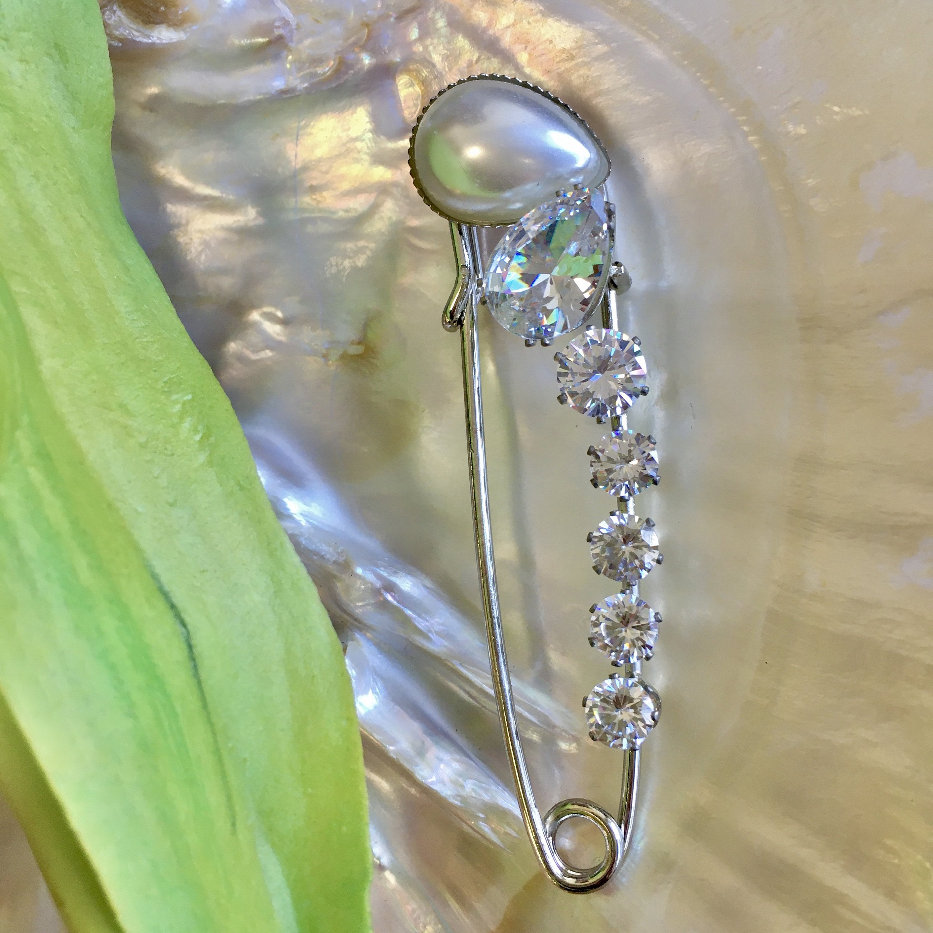 Silver Plated Brooch with tear drop pearl | Bellaire Wholesale
