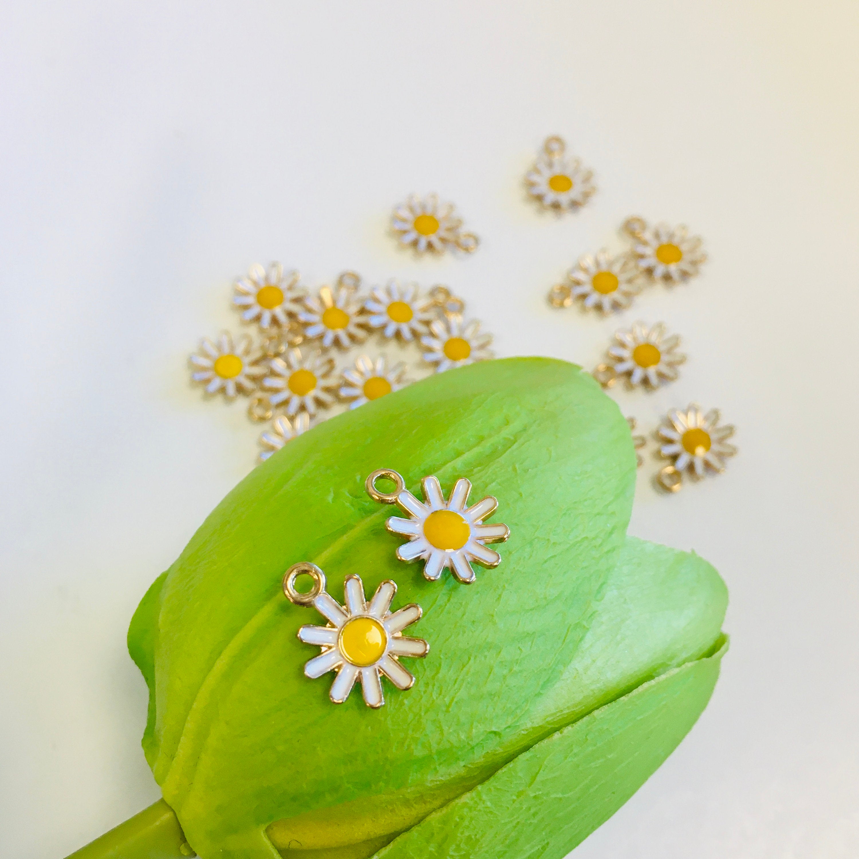 White Little Daisy Charms | Bellaire Wholesale