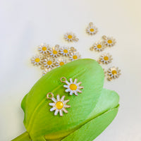 White Little Daisy Charms | Bellaire Wholesale