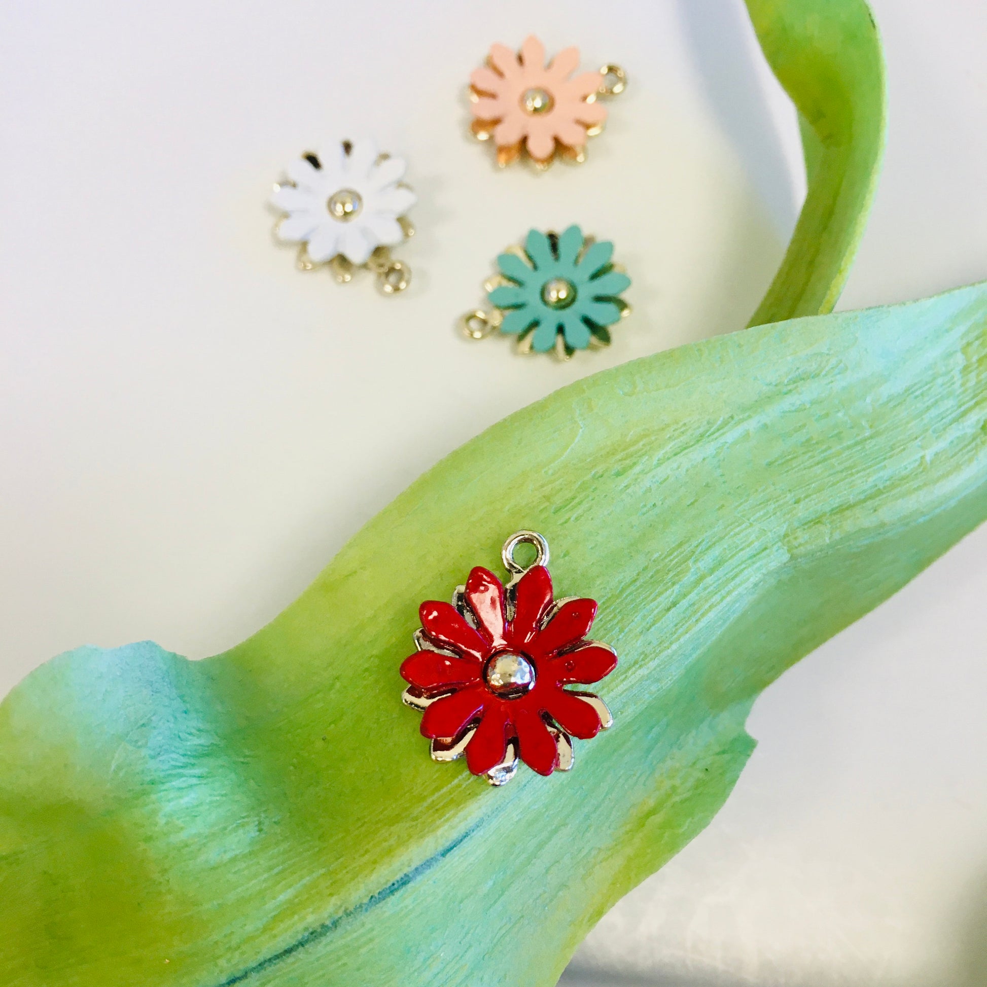 Double Layer Daisy Charms | Bellaire Wholesale