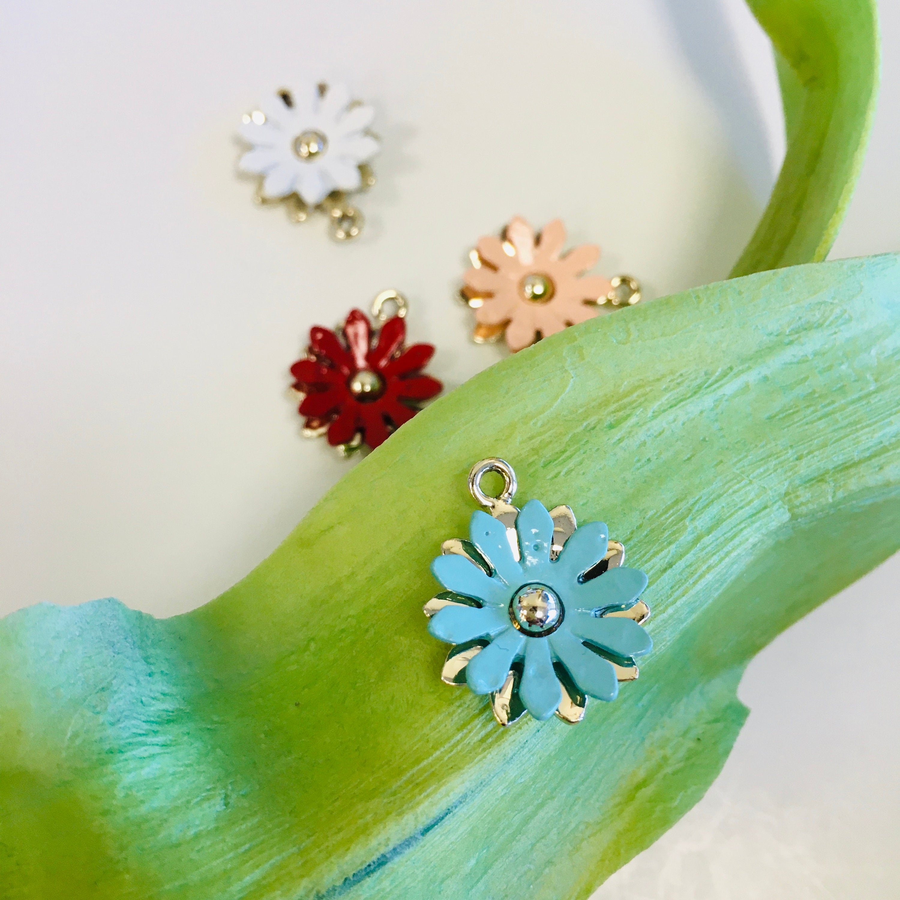 Double Layer Daisy Charms | Bellaire Wholesale