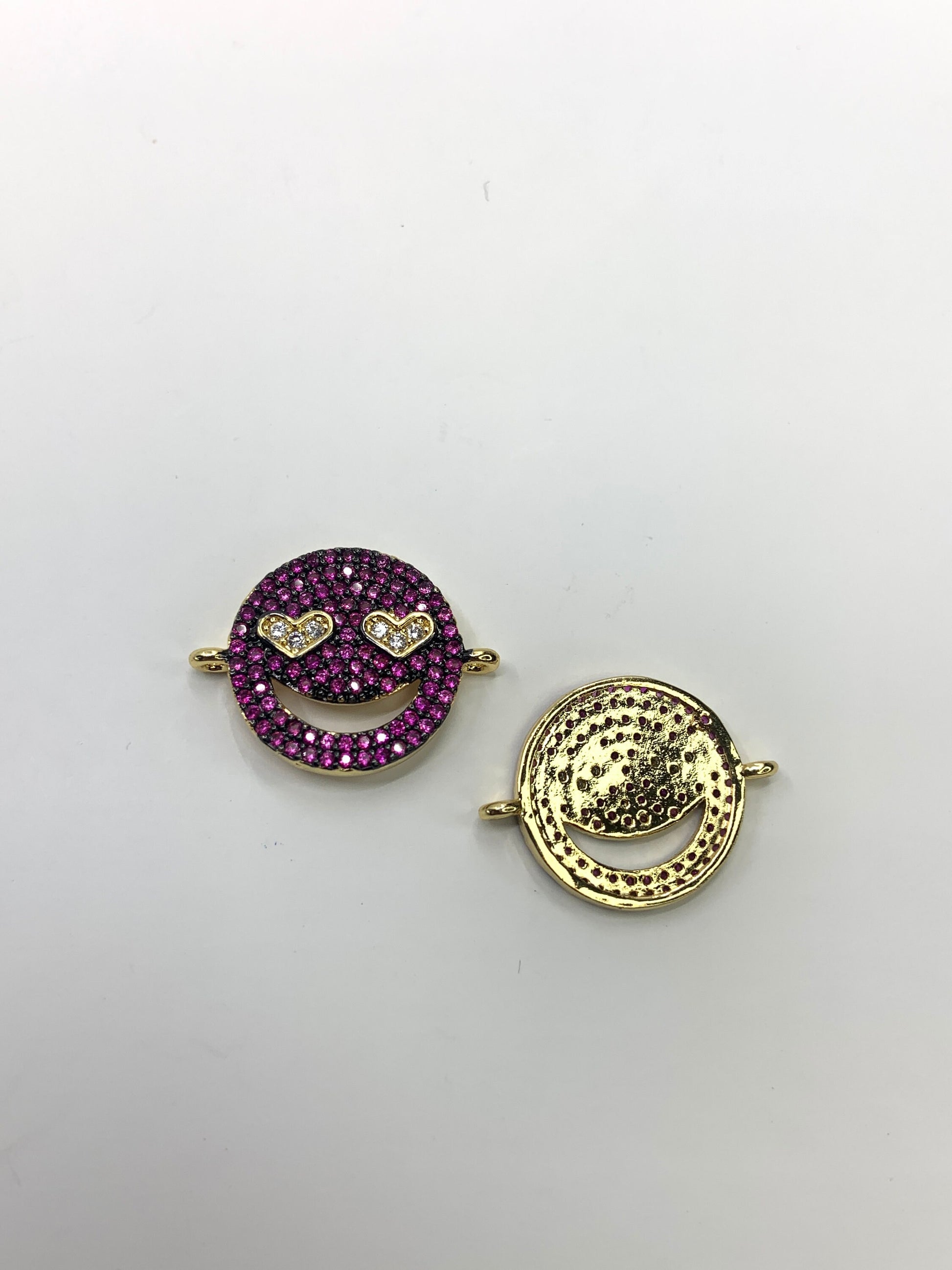 Smiley Face with Heart Eyes Connector | Bellaire Wholesale