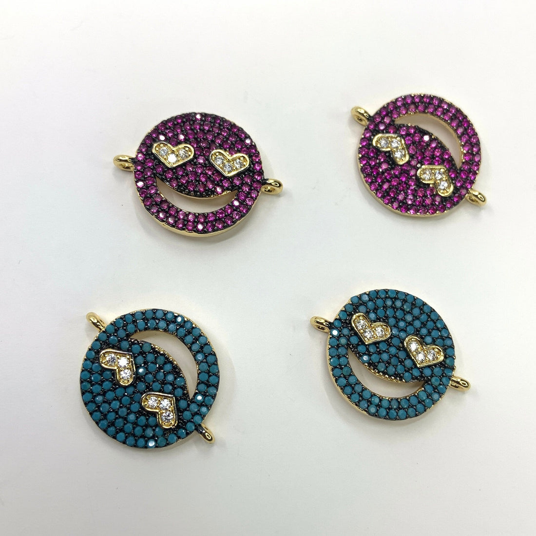 Smiley Face with Heart Eyes Connector | Bellaire Wholesale