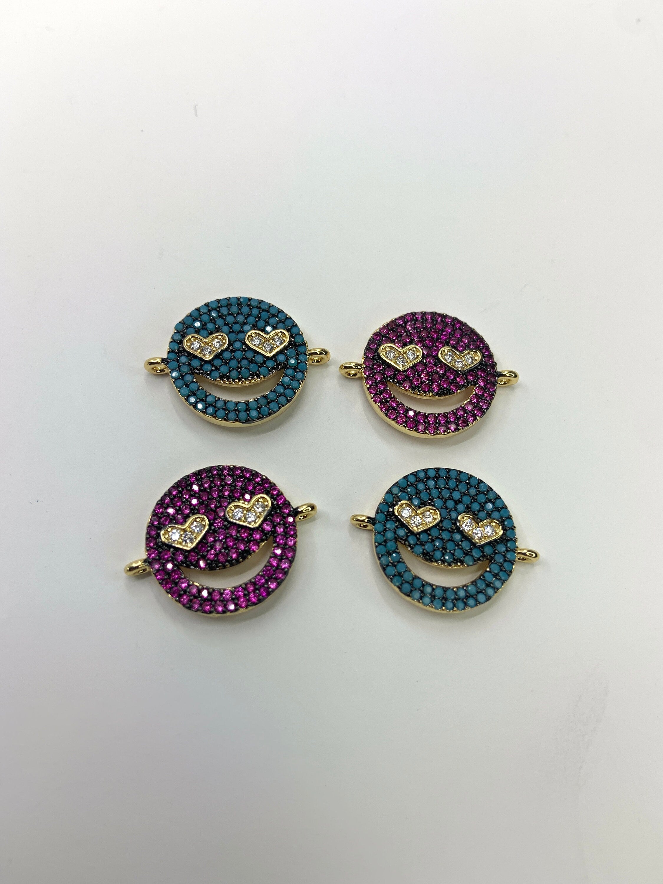 Smiley Face with Heart Eyes Connector | Bellaire Wholesale